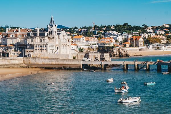 Picture of the Cascais shorelined, with sail boats on the water