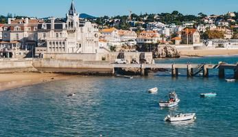 Picture of the Cascais shorelined, with sail boats on the water