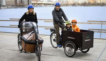 Family on cargo bikes